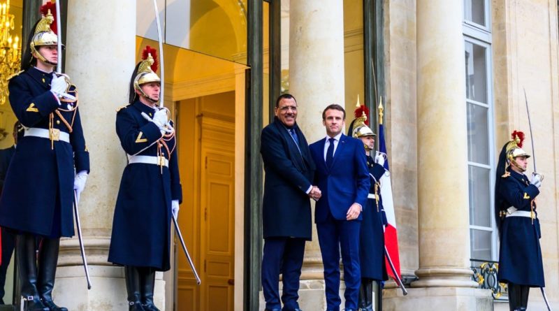 Le Président de la République S.E.M Mohamed Bazoum a été reçu, ce Mercredi 07 Décembre 2022, au Palais de l’Elysée par son homologue français Emmanuel Macron